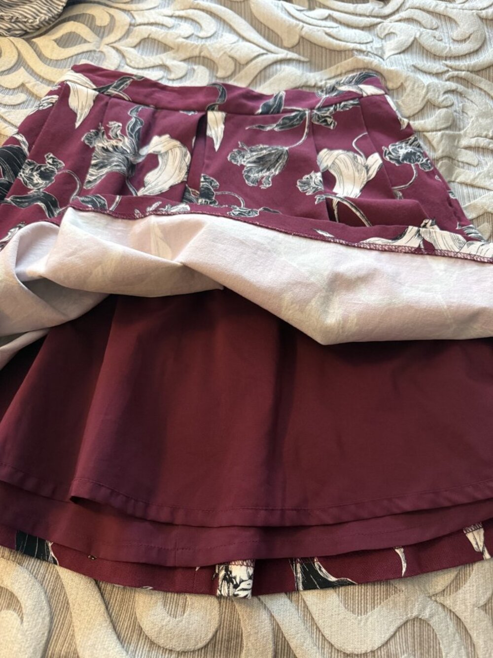 Banana Republic Burgundy Floral Pleated Skirt Lined 6 Petite Black White Tulip - Picture 5 of 7